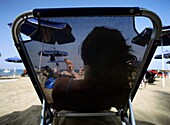 Frau auf Sonnenliege am Strand von Faliraki, Rückansicht