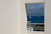 Blick durch ein Fenster auf eine der Ionischen Inseln.