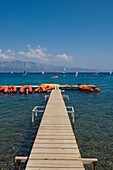 Pier und Boote im Resort auf Lefkas.