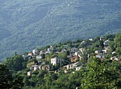 Blick auf Häuser auf dem Berggipfel, Pelion, Griechenland