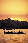 Türkei, Boot auf dem Bosporus bei Sonnenuntergang; Istanbul