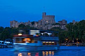 Schloss Windsor mit Ausflugsboot in der Abenddämmerung