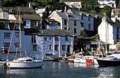 Boote und Häuser entlang des Hafens in Polperro