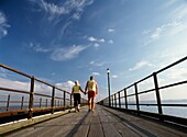 Ehepaar geht am Pier spazieren