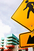 StraÃŸenschild und Hotel am Ocean Drive in South Beach