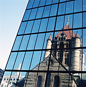 Dreifaltigkeitskirche im John Hancock Tower gespiegelt