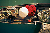 Blick von oben auf eine vietnamesische Frau mit konischem Hut in einem Boot