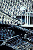 Satellitenschüssel auf traditionellen Dächern, Nahaufnahme
