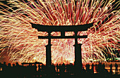 Sommerfeuerwerk am Itsukushima-Schrein