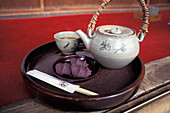 Teekanne auf Tablett mit Süßigkeiten in einem japanischen Teehaus