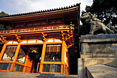 Eingang und Statue am Yasaka-Schrein