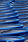 Blaue und weiße Boote vor Anker, Nahaufnahme