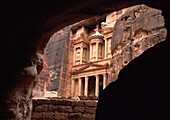 Die Schatzkammer von Petra durch die Felsen gesehen