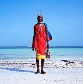 Lächelnder Samburu-Stammesangehöriger am Strand von Diani