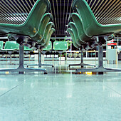 Leere Stühle in einem Flughafen