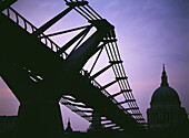 Blick auf die Millennium Bridge in der Abenddämmerung in Richtung der St. Paul's Cathedral