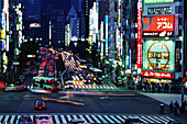 Belebte Tokioter Straßenszene bei Nacht