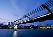 Großbritannien, England, Millennium Bridge und St. Paul's Cathedral in der Abenddämmerung; London
