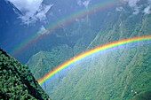 Regenbogen über dem Tal entlang des Inkapfades