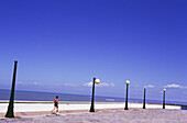 Mann joggt entlang der Playa De La Victoria