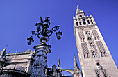 Kathedrale La Giralda und Laternenpfahl, Blick aus niedrigem Winkel
