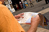 Mann schaut auf eine Straßenkarte