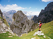 Wanderer mit Blick über die Landschaft der Picos De Europa