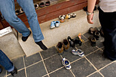 Menschen lassen ihre Schuhe vor dem Guyeongbokgung Palast zurück
