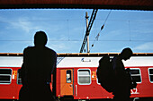 Slowakei, Silhouette eines Rucksacktouristen, der auf einen Zug wartet; Bratislava