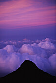 Der Blick vom Gipfel des Adams Peak bei Sonnenuntergang