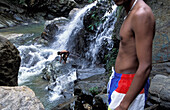 Zwei einheimische Männer am Ella-Wasserfall
