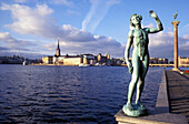 Statue entlang des Hafens und der Skyline von Stockholm
