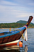 Fischerboot am Strand von Rawai festgemacht