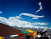 Gebetsfahnen auf dem Pang La Pass mit Blick auf den Mt. Everest
