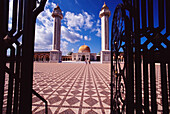 Mausoleum von Habib Bourguiba, gesehen durch die Tore