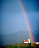 Regenbogen über Kirche und Snaefellsness