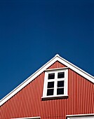 Rotes Holzhaus mit weißen Fenstern