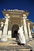 Pilgerin im Jain-Tempel auf dem Shatrunjaya-Hügel