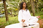 Indischer Mann meditiert im Freien