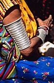 Indische Frau mit silberner Armspange, Nahaufnahme