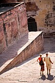 Touristen beim Abstieg von einem Hügel in Jodhpur