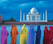 Frauen in bunten Saris vor dem Taj Mahal