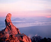 Blick vom Gipfel des Mount Merapi bei Sonnenaufgang