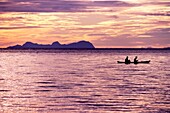 Zwei Fischer rudern in einem Kanu