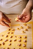 Koch bei der Herstellung von Tortellini aus frischen Nudeln, La Vecchia Scuola