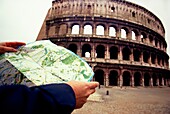 Tourist liest Karte vor dem Kolosseum