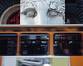 Vorbeifahrender Bus Statue am Museo Del Corso, unscharfe Bewegung