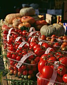 Tomaten und Kürbisse zum Verkauf auf dem Campo De Fiori