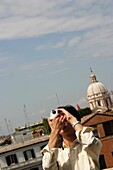 Japanischer Tourist beim Fotografieren