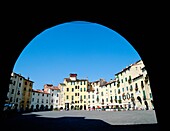 Torbogen auf dem Hauptplatz, Lucca